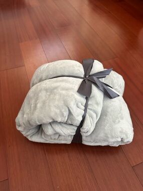 Plush Light Gray Throw Blanket with Gift Ribbon